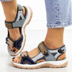 Granatowe 1 skórzane sandały damskie T.Sokolski 665. Niebieskie sandały damskie Sokolski, bez wzorów, z jeansu, bez obcasa, na płaskiej podeszwie. Za 199.00 zł.