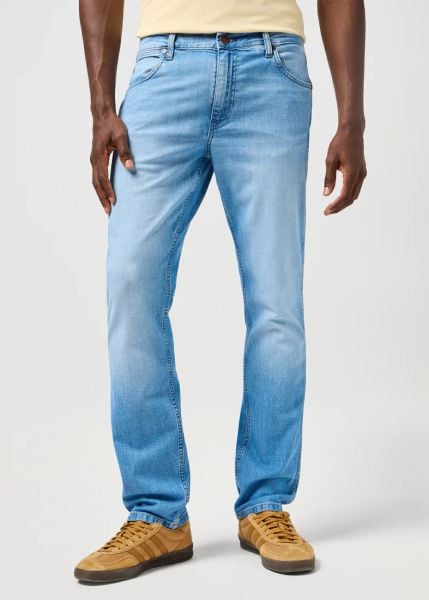 MESKIE SPODNIE JEANSOWE WRANGLER GREENSBORO SLATE SHADE 112362439. Spodnie materiałowe męskie Wrangler, bez wzorów, z jeansu. Za 279.99 zł.