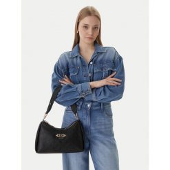 Torebka Guess. Czarne torebki klasyczne damskie Guess, z aplikacjami, bez dodatków. Za 317.99 zł.