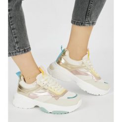 Sportowe buty damskie na grubej podeszwie złoty. Żółte buty sportowe na co dzień damskie bez wzorów. Za 110.92 zł.