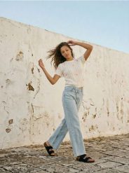 Ażurowy sweter z krótkim rękawem i haftowanymi kwiatami - kremowy. Białe swetry klasyczne damskie Sinsay, l, bez kołnierzyka. Za 39.99 zł.