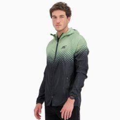 Kurtka wiatroszczelna męska do biegania i na szlak PERFORMANCE WINDBREAKER. Zielone kurtki treningowe męskie BODYCROSS, na zimę, m, bez wzorów, z materiału, do biegania. Za 739.99 zł.