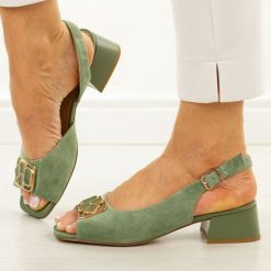 Zielone skórzane sandały damskie DiA 3127. Zielone sandały damskie DiA, z aplikacjami, ze skóry, bez obcasa, na obcasie. Za 439.00 zł.