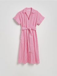 Koszulowa sukienka z paskiem - różowy. Czerwone sukienki damskie Reserved, l, bez wzorów, z bawełny, bez kołnierzyka, bez ramiączek, midi, koszulowe. Za 159.99 zł.