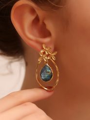 L'Atelier de Gaia Pozłacane kolczyki-wkrętki z labradorytem rozmiar: onesize. Szare kolczyki damskie L'Atelier de Gaia, z labradorytem, pozłacane. Za 117.45 zł.