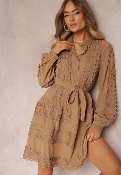 Ciemnobeżowa Sukienka Koszulowa z Wiązanym Paskiem i Ażurowymi Taśmami Deme. Brązowe sukienki damskie Renee, l, w ażurowe wzory, z materiału, boho, bez kołnierzyka, bez ramiączek, mini, koszulowe. Za 249.99 zł.