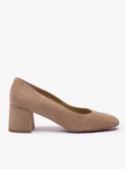 Jasnobrązowe czółenka ze skóry welurowej. Brązowe czółenka damskie Ryłko, bez wzorów, z gumy, z okrągłym noskiem, bez obcasa, na obcasie. Za 379.99 zł.