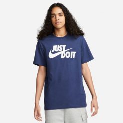 Koszulka sportowa męska Nike Just DO IT Swoosh. Niebieskie t-shirty sportowe męskie Nike, m, bez ramiączek. Za 203.00 zł.