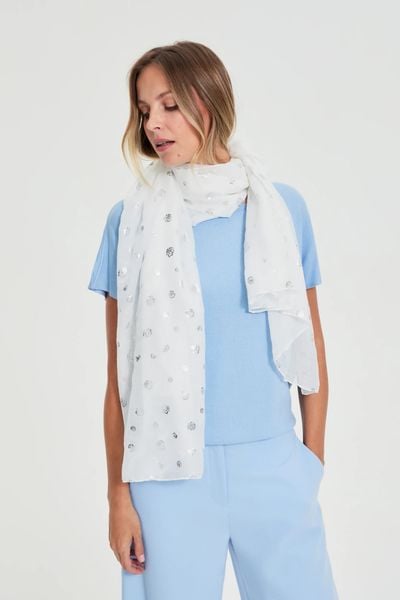 Szal z nadrukiem biały. Białe szaliki i kominy damskie MOODO, bez wzorów, z poliesteru. Za 39.99 zł.