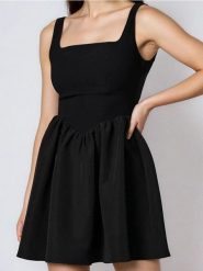 Sukienka na ramiączkach z dekoltem karo - czarny. Czarne sukienki damskie Sinsay, l, bez wzorów, bez kołnierzyka, bez ramiączek. Za 59.99 zł.