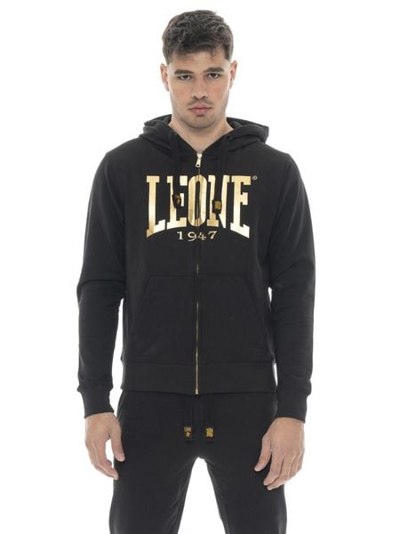 Męska zimowa bluza z kapturem zapinana na zamek z dużym złotym logo Leone 1947. Czarne bluzy sportowe męskie LEONE 1947 APPAREL, na zimę, bez wzorów, z bawełny, bez kołnierzyka, bez ramiączek. Za 353.64 zł.