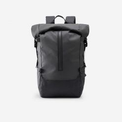 Plecak rolltop Decathlon 29 litrów. Czarne plecaki damskie Decathlon, bez wzorów, z materiału, sportowe. Za 219.99 zł.