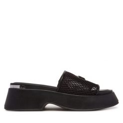 Klapki DKNY. Czarne klapki damskie DKNY, bez wzorów, bez obcasa. Za 399.99 zł.