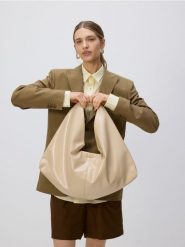 Torebka hobo - złamana biel. Torebki klasyczne damskie Reserved, bez wzorów, ze skóry, bez dodatków. W wyprzedaży za 65.99 zł.