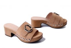 WONDERS D-8852-P sand, klapki damskie. Brązowe klapki damskie Wonders, bez wzorów, bez obcasa. Za 589.90 zł.