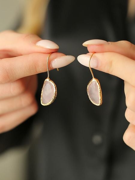 Pierres de Jade Pozłacane kolczyki z kwarcem różowym rozmiar: onesize. Różowe kolczyki damskie Pierres de Jade, z kwarcem, pozłacane, z zapięciem typu bigiel. Za 69.99 zł.