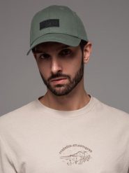 Męska czapka bejsbolówka z daszkiem oraz prostokątną naszywką – khaki V6 OM-ACCS-0104 - uniwersalny. Brązowe czapki męskie Ombre Clothing, z aplikacjami, z bawełny, eleganckie. W wyprzedaży za 39.99 zł.