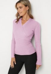 Fioletowy Dopasowany Sweter w Prążki z Kopertowym Dekoltem Masasani. Fioletowe swetry klasyczne damskie Born2be, s, z bawełny, bez kołnierzyka. Za 24.99 zł.