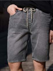 Szorty jeansowe jogger - szary. Szare szorty męskie Sinsay, z jeansu, bez kołnierzyka. W wyprzedaży za 33.99 zł.
