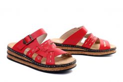 RIEKER 62976-33 red, klapki damskie. Czerwone klapki damskie Rieker, bez wzorów, bez obcasa, na koturnie. Za 279.90 zł.