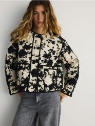 Lekka pikowana kurtka z bawełnianej tkaniny - czarny. Czarne kurtki damskie Reserved, l, bez wzorów, z bawełny, bez kaptura. W wyprzedaży za 89.99 zł.