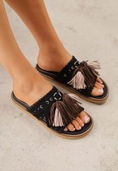 Czarne Płaskie Klapki Boho VICES z Imitacji Zamszu Zdobione Frędzlami Krili. Czarne klapki damskie Born2be, z aplikacjami, z jeansu, bez obcasa, na płaskiej podeszwie. Za 119.99 zł.