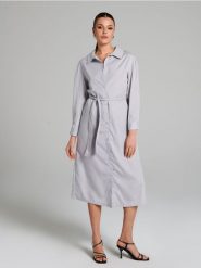 Sukienka midi z kołnierzykiem - szary. Szare sukienki damskie Sinsay, l, bez wzorów, bez kołnierzyka, bez ramiączek, midi. Za 49.99 zł.