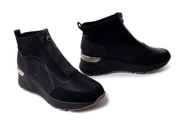 RIEKER N6361-00 black, botki damskie. Czarne botki damskie Rieker, z tkaniny, bez obcasa, na koturnie, bez zapięcia. Za 209.94 zł.