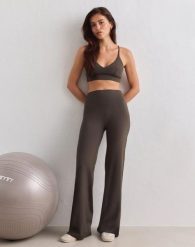 Damskie legginsy z prostą nogawką, wysoki stan, squat proof Sense ciemnozielone. Zielone legginsy damskie Aim'n, s, bez wzorów, z elastanu, z podwyższonym stanem, na fitness i siłownię. Za 349.00 zł.