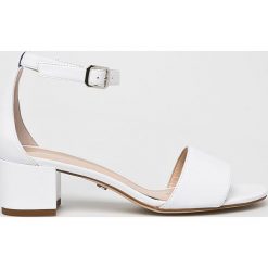 Solo Femme - Sandały. Białe sandały damskie Solo Femme, bez wzorów, z materiału, bez obcasa, na obcasie. W wyprzedaży za 279.90 zł.