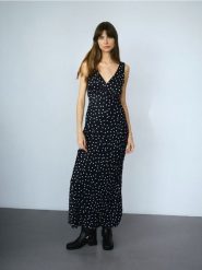 Satynowa sukienka maxi z wiskozy - wielobarwny. Sukienki damskie Reserved, l, bez wzorów, z satyny, bez kołnierzyka, bez ramiączek, maxi, dopasowane. W wyprzedaży za 89.99 zł.