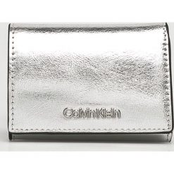 Calvin Klein - Portfel. Szare portfele damskie CALVIN KLEIN, bez wzorów, z materiału. W wyprzedaży za 139.90 zł.