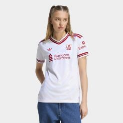 Koszulka wyjazdowa Liverpool FC 26/27. Białe t-shirty damskie Adidas, l, bez wzorów, z dzianiny, bez kołnierzyka. Za 439.00 zł.