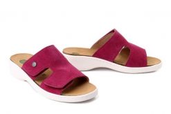 DR. BRINKMANN 700865-41 bordeaux, klapki damskie. Czerwone klapki damskie Dr. Brinkmann, bez wzorów, ze skóry, bez obcasa. Za 309.90 zł.