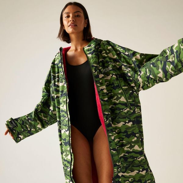 Płaszcz plażowy wodoodporny Changing Robe Regatta. Brązowe płaszcze damskie Regatta, s, bez wzorów. Za 329.99 zł.