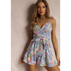 Jasnoniebieski Kombinezon Pospey. Niebieskie kombinezony damskie Renee, l, z aplikacjami, bez kołnierzyka, bez ramiączek, krótkie. Za 59.99 zł.