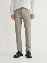 Spodnie chino slim fit - brązowy. Brązowe spodnie materiałowe męskie Reserved, bez wzorów, z bawełny. W wyprzedaży za 79.99 zł.