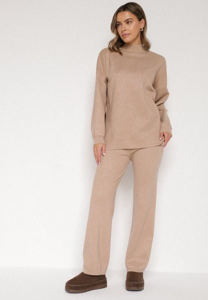 Beżowy Komplet z Wiskozą Ozdobiony Metaliczną Nicią Sweter z Półgolfem i Szerokie Spodnie Aresina. Brązowe spodnie materiałowe damskie Born2be, uniwersalny, z dzianiny, bez kołnierzyka. Za 169.99 zł.