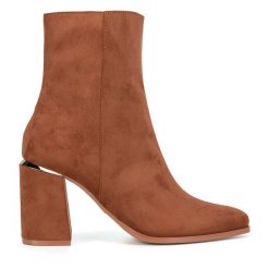 Botki Nine West. Brązowe botki damskie Nine West, bez obcasa, na słupku, bez zapięcia. Za 279.99 zł.