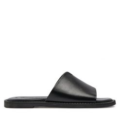 Klapki Tamaris. Czarne klapki damskie Tamaris, bez wzorów, bez obcasa. Za 149.99 zł.