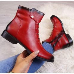 Botki damskie z ozdobami czerwone Jezzi - czerwony. Czerwone botki damskie Jezzi, bez obcasa, bez zapięcia. Za 149.99 zł.
