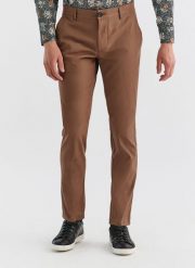 PAKO LORENTE – Jasnobrązowe spodnie męskie o kroju Slim Fit. Brązowe spodnie materiałowe męskie Pako Lorente, bez wzorów, z bawełny, casualowe. Za 79.99 zł.