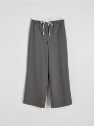 Spodnie jogger - szary. Szare spodnie materiałowe damskie Reserved, bez wzorów, z tkaniny. W wyprzedaży za 69.99 zł.