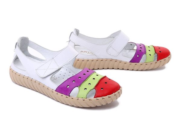 ARTIKER RELAKS 50C0756 white, sandały damskie. Białe sandały damskie Artiker Relaks, w ażurowe wzory, ze skóry, bez obcasa. Za 199.90 zł.