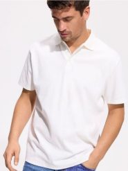 Koszulka polo comfort ze wzorem - złamana biel. Koszulki polo męskie Reserved, l, bez wzorów, z bawełny, bez ramiączek. Za 99.99 zł.