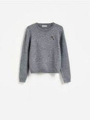 Sweter z broszką - szary. Szare swetry klasyczne damskie Reserved, l, z dzianiny, bez kołnierzyka. Za 129.99 zł.