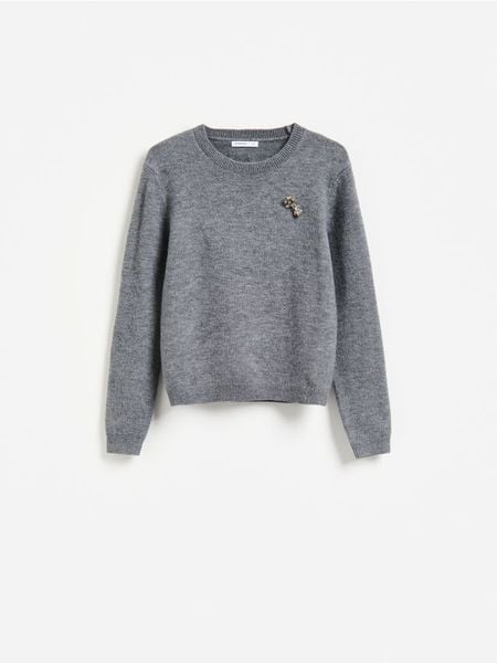 Sweter z broszką - szary. Szare swetry klasyczne damskie Reserved, l, z dzianiny, bez kołnierzyka. Za 129.99 zł.
