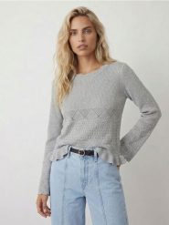 Sweter z ażurowym wzorem i falbaną - srebrny. Szare swetry klasyczne damskie Sinsay, l, bez kołnierzyka. Za 39.99 zł.