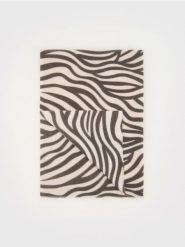 Szalik ze zwierzęcym wzorem - czarny. Czarne szaliki i kominy damskie Reserved, bez wzorów. W wyprzedaży za 25.99 zł.