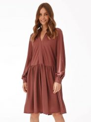 TATUUM Sukienka w kolorze brązowym rozmiar: L. Brązowe sukienki damskie Tatuum, l, bez wzorów, bez kołnierzyka, bez ramiączek, midi. Za 88.02 zł.